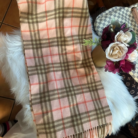 Burberry Scarf 🧣 - Picture 3 of 6